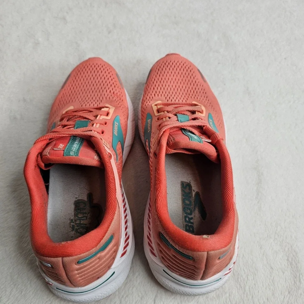 Brooks Adrenaline GTS 22 Women Size 8B Running Shoes Orange Coral